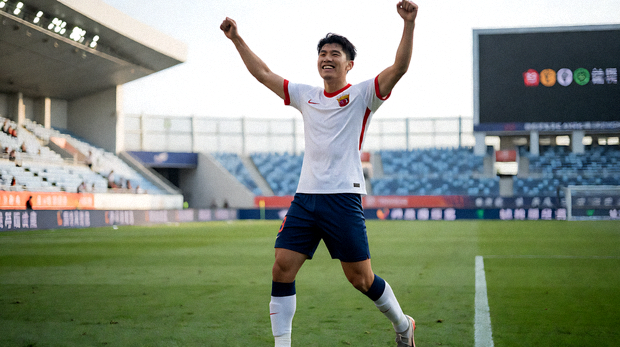 足球比赛结束后球员庆祝进球的赛场画面