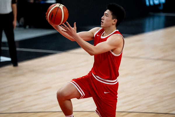 篮球比赛中球员突破上篮的精彩瞬间